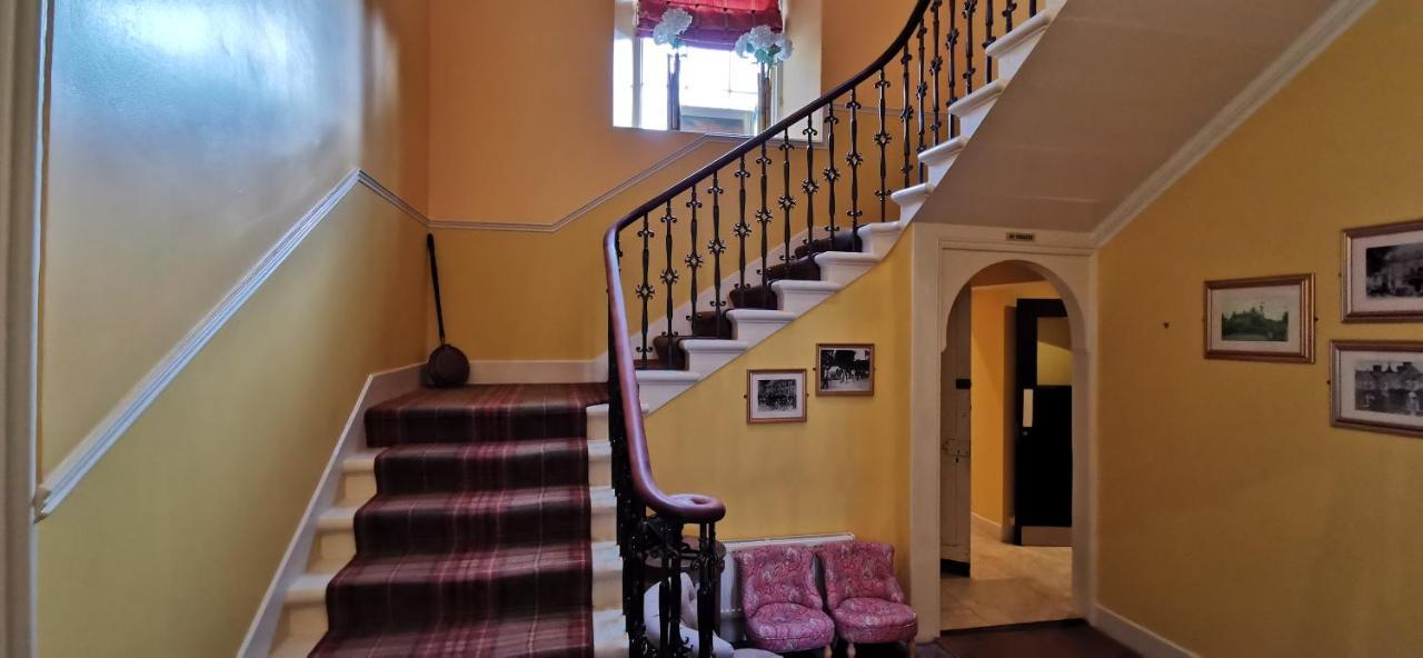 Buccleuch And Queensberry Arms Hotel ธอร์นฮิลล์ ภายนอก รูปภาพ